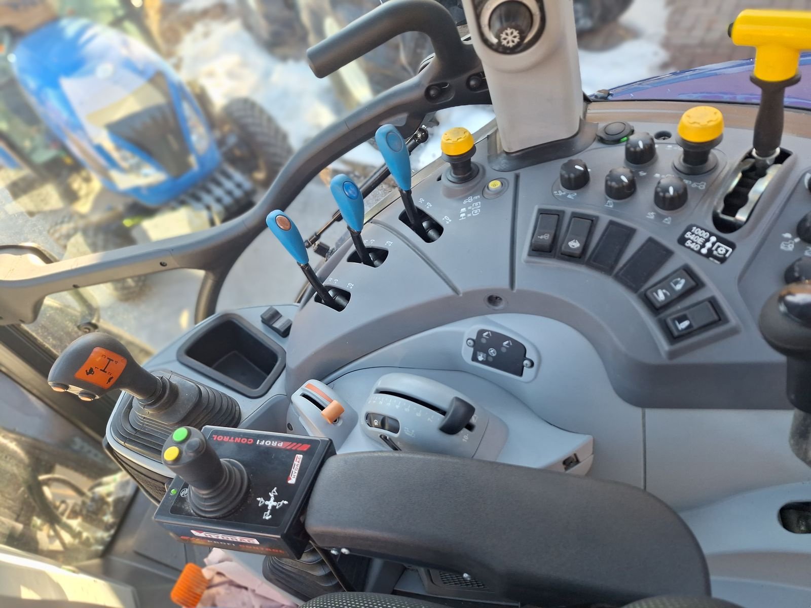 Traktor tipa New Holland T5.120, Vorführmaschine u Burgkirchen (Slika 11)