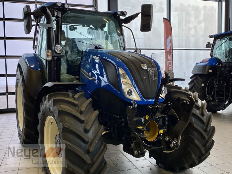 Traktor of the type New Holland T5.140 Auto Command, Neumaschine in Bad Waldsee Mennisweiler (Picture 1)