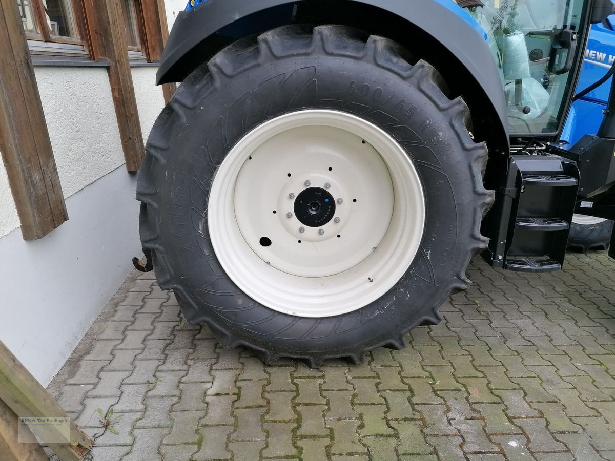 Traktor des Typs New Holland T5.140 DC (Stage V), Neumaschine in Obing (Bild 3)
