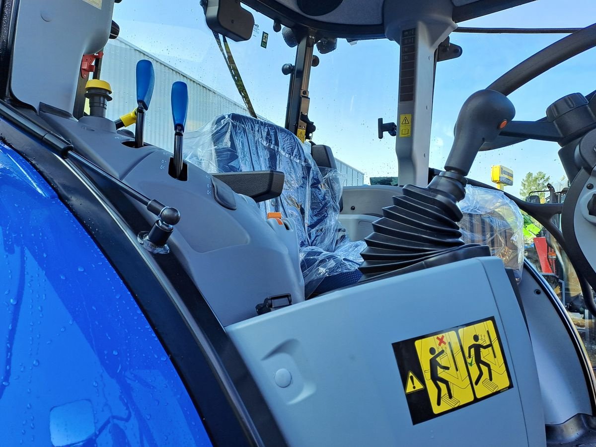 Traktor des Typs New Holland T5.80 Dual Command, Neumaschine in Burgkirchen (Bild 15)