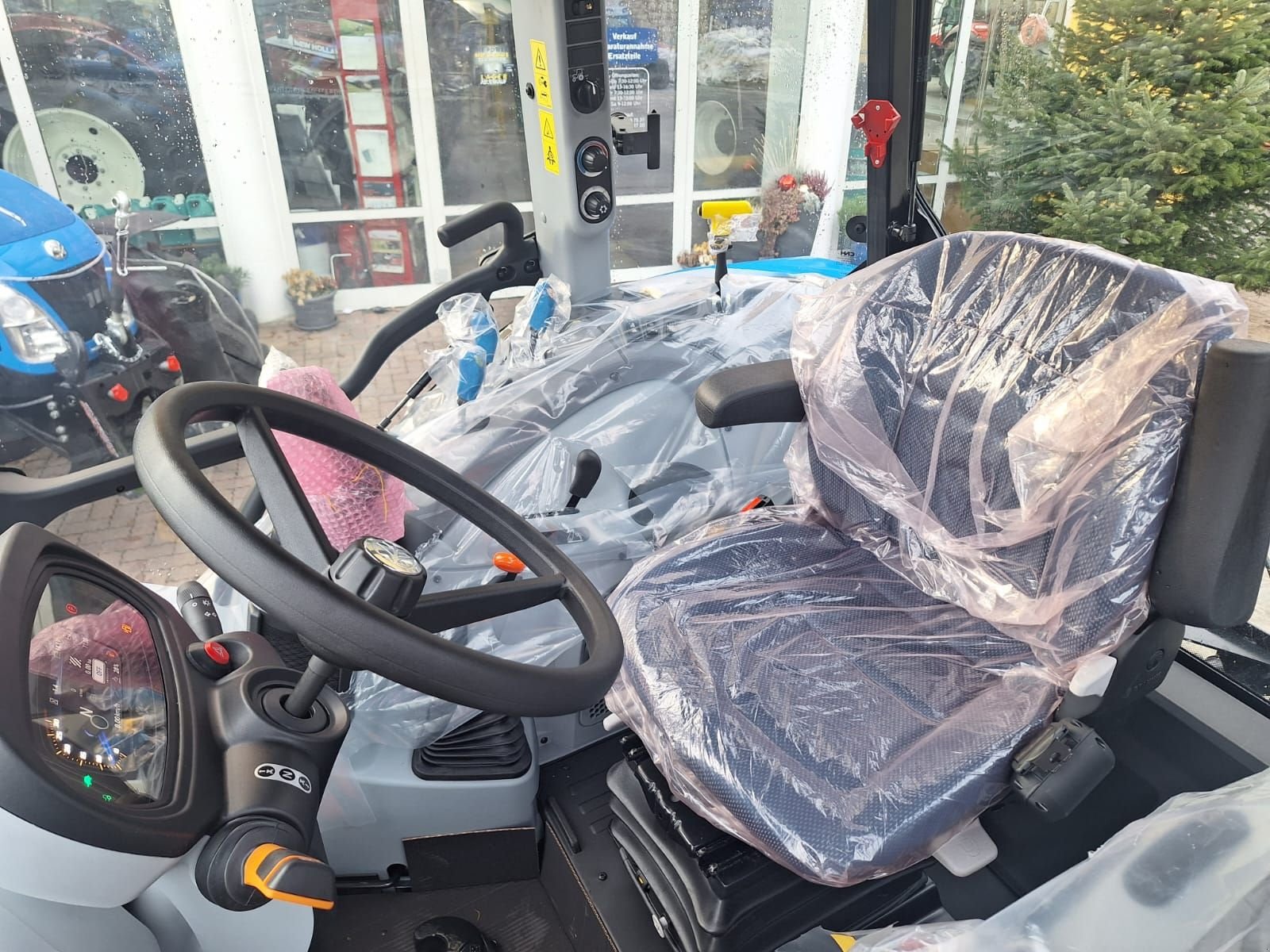 Traktor van het type New Holland T5.80 HILO, Neumaschine in Burgkirchen (Foto 5)