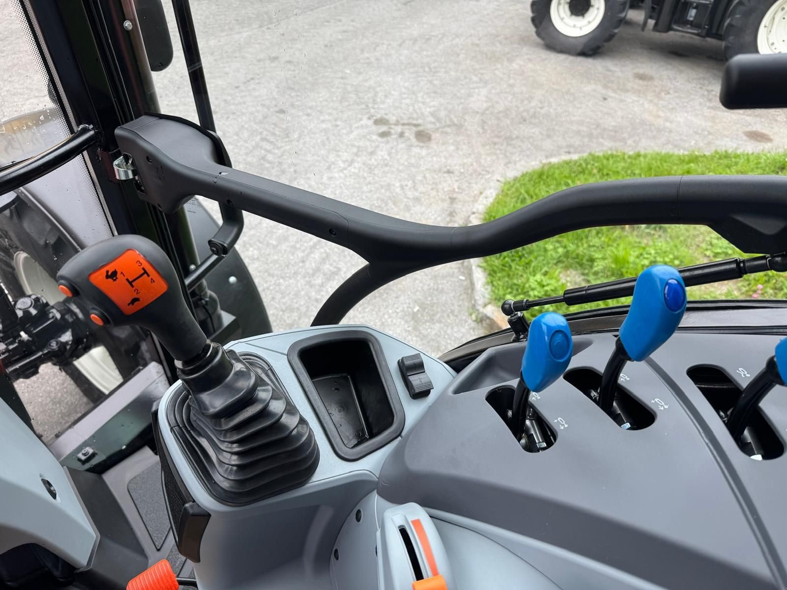 Traktor Türe ait New Holland T5.90 Dual Command, Neumaschine içinde Burgkirchen (resim 2)
