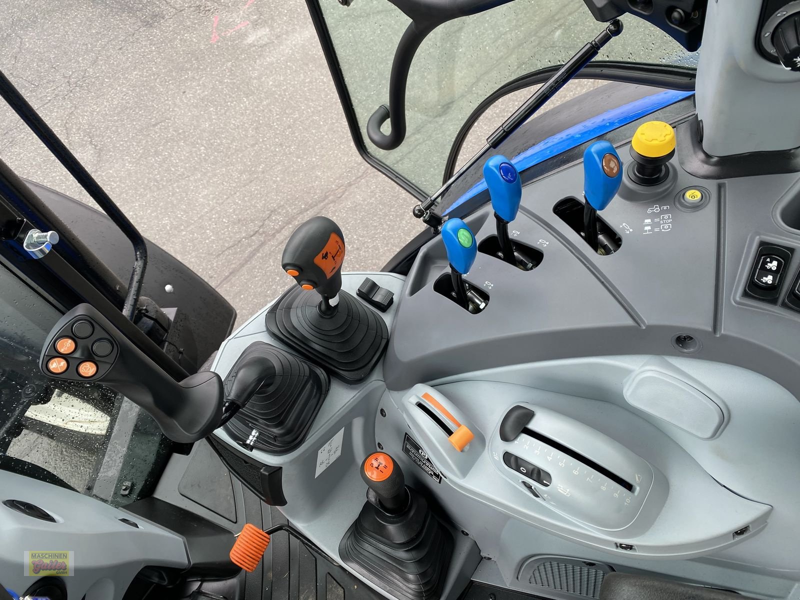 Traktor of the type New Holland T5.90 Dual Command, Neumaschine in Kötschach (Picture 26)