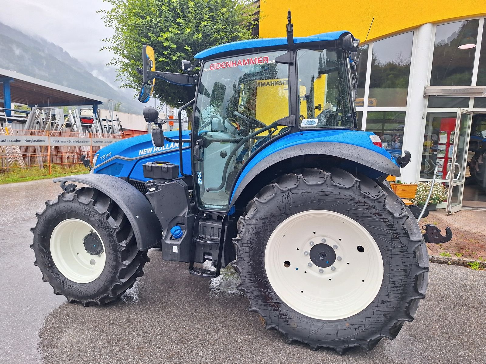 Traktor des Typs New Holland T5.90 Hi-LO LAGERMASCHINE, Neumaschine in Burgkirchen (Bild 3)