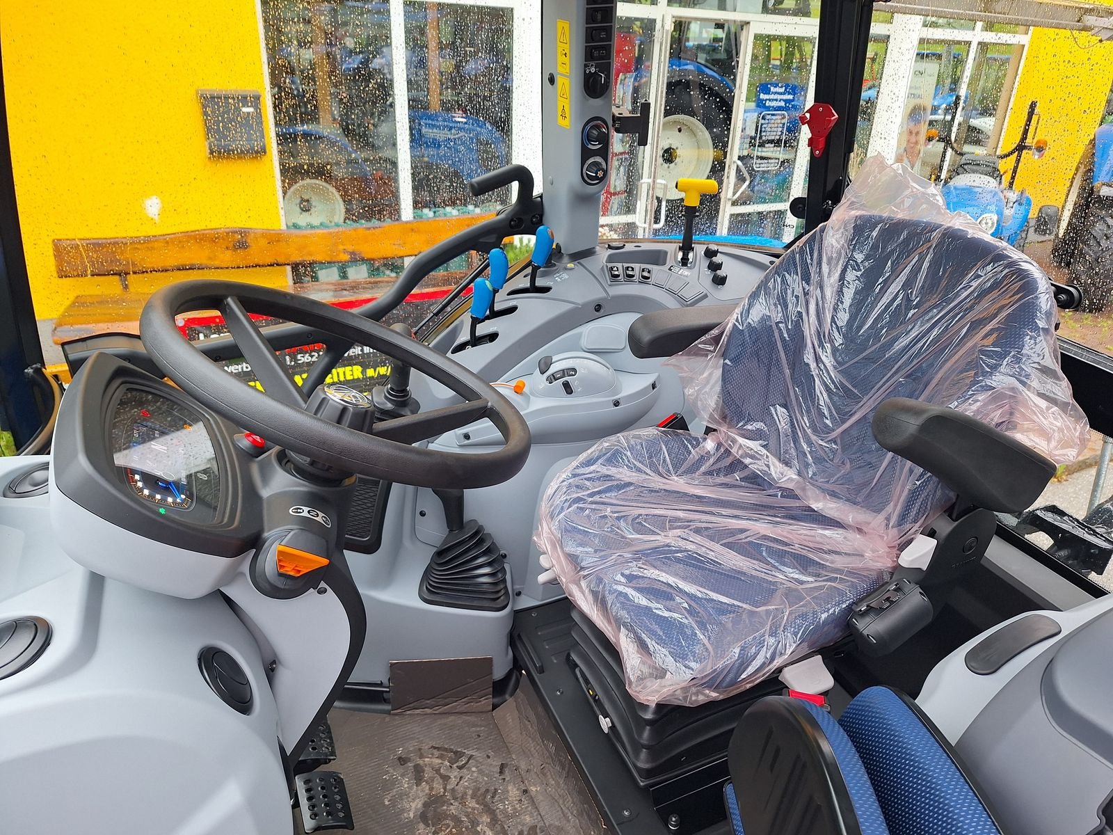 Traktor des Typs New Holland T5.90 Hi-LO LAGERMASCHINE, Neumaschine in Burgkirchen (Bild 2)