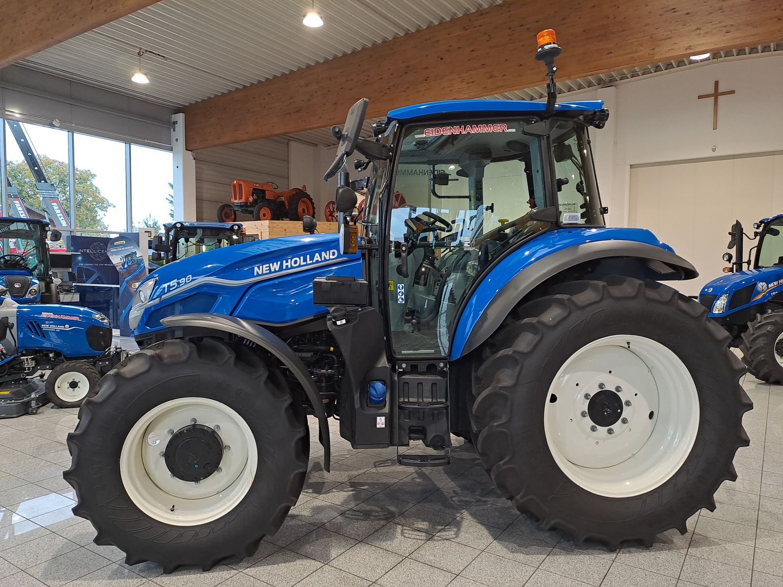 Traktor van het type New Holland T5.90 HILO 1.5 CAB, Vorführmaschine in Burgkirchen (Foto 3)