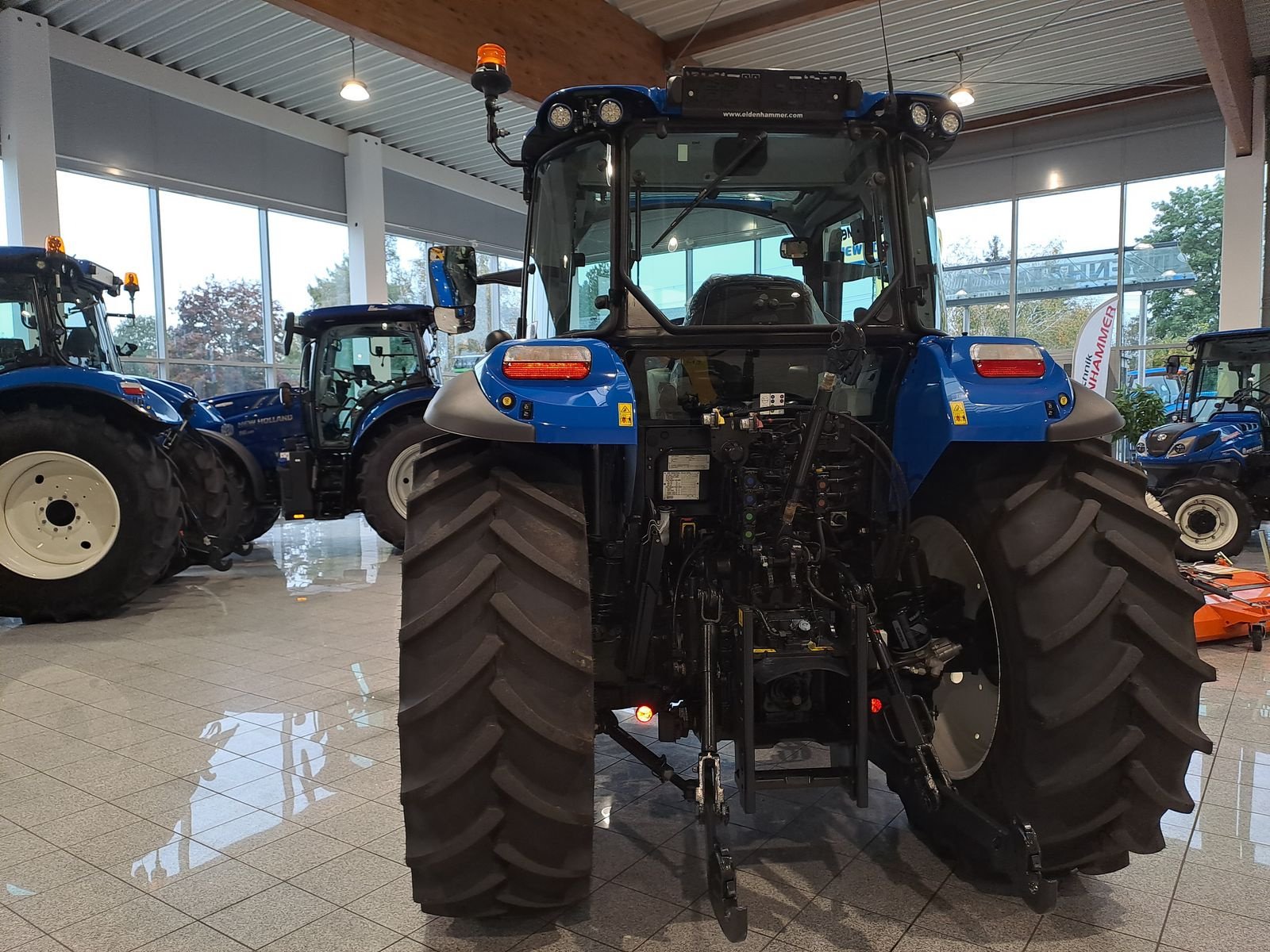 Traktor van het type New Holland T5.90 HILO 1.5 CAB, Vorführmaschine in Burgkirchen (Foto 5)