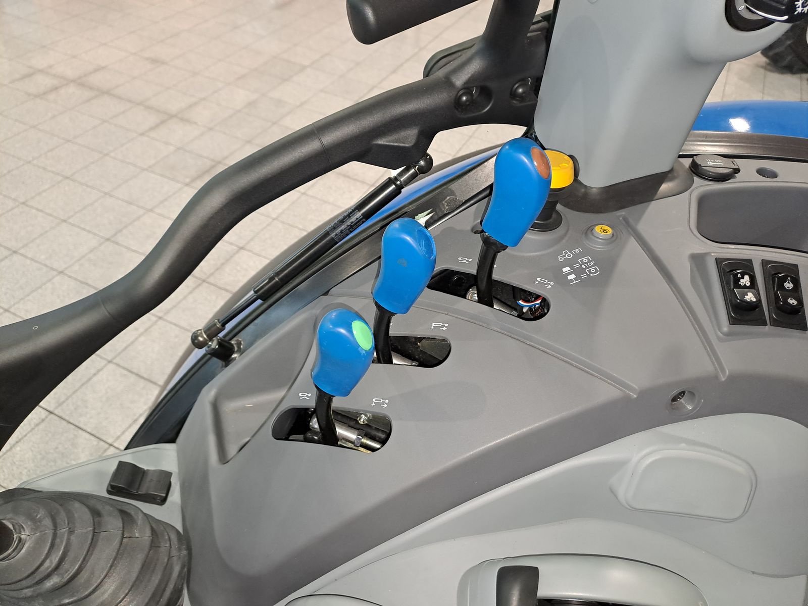 Traktor van het type New Holland T5.90 HILO 1.5 CAB, Vorführmaschine in Burgkirchen (Foto 15)