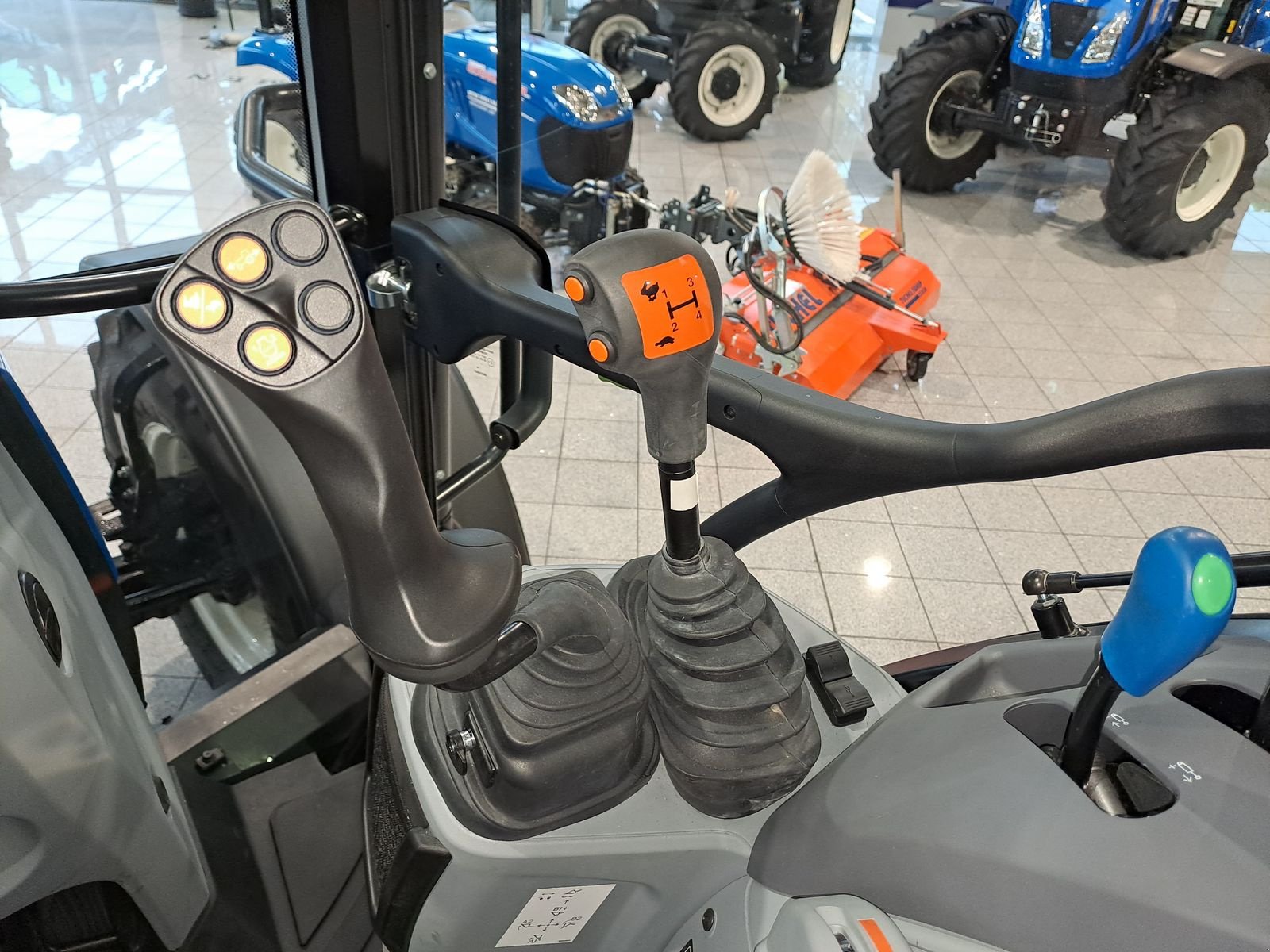 Traktor van het type New Holland T5.90 HILO 1.5 CAB, Vorführmaschine in Burgkirchen (Foto 16)