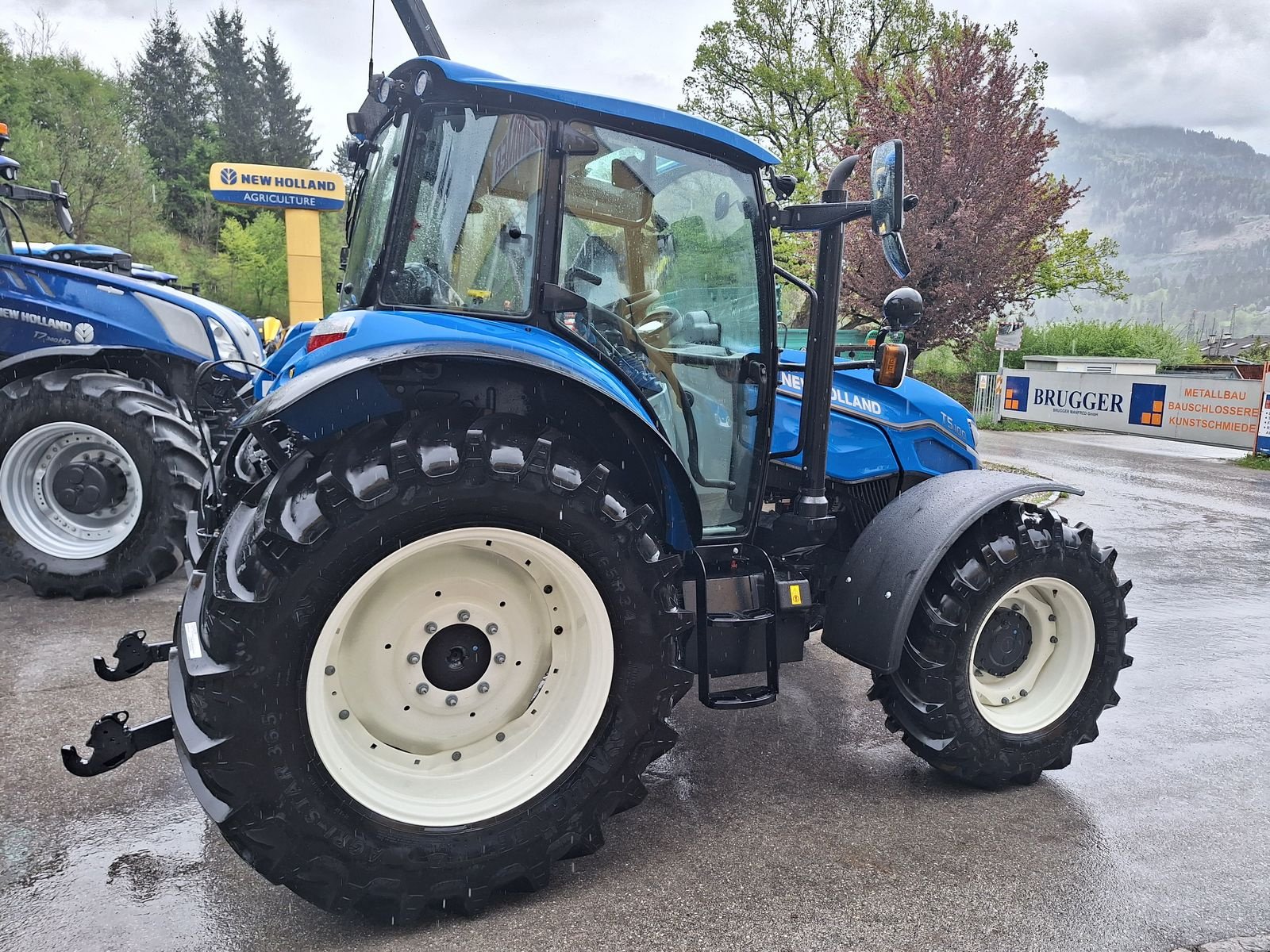 Traktor des Typs New Holland T5.90, Neumaschine in Burgkirchen (Bild 3)