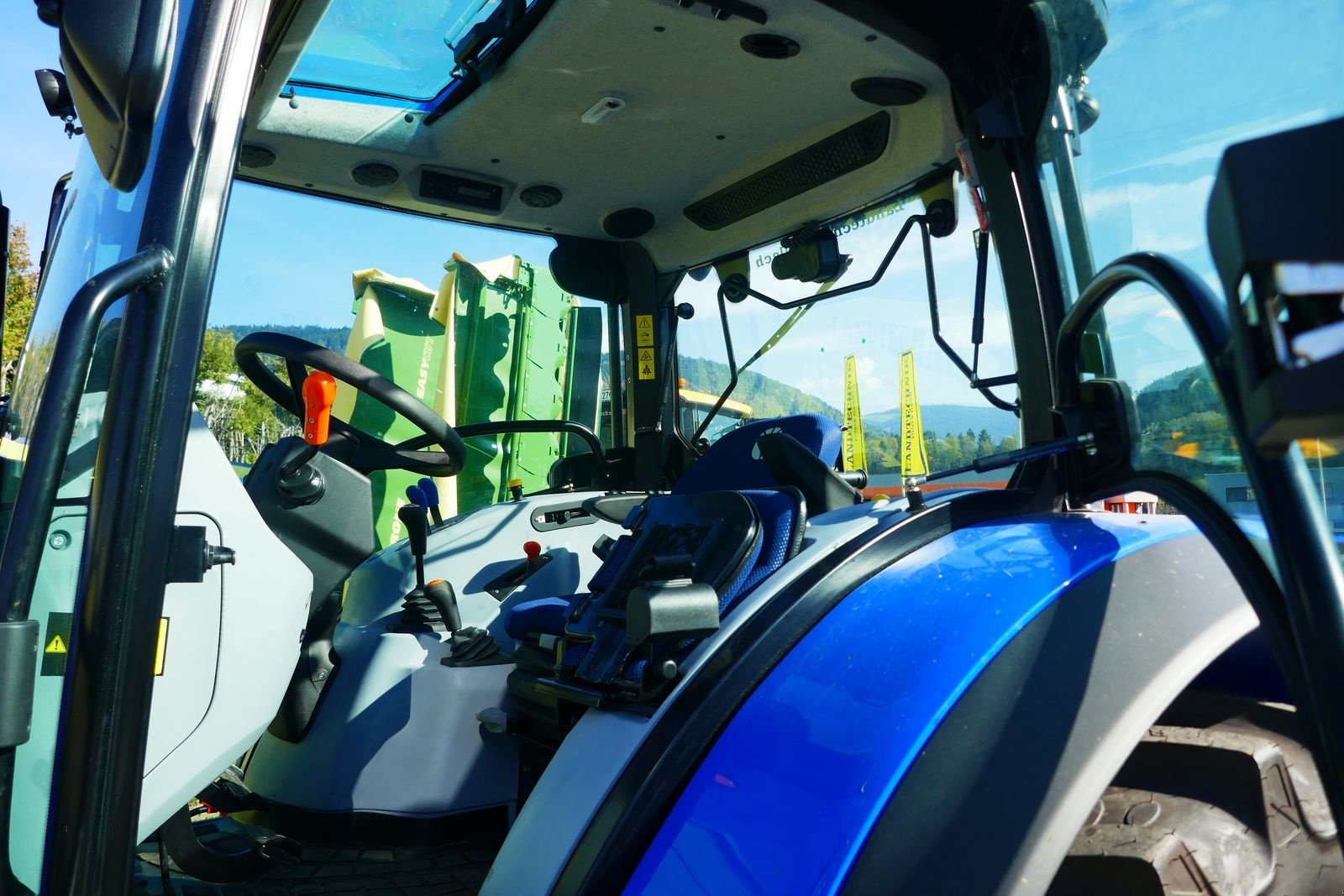 Traktor of the type New Holland T5.90S Powershuttle, Gebrauchtmaschine in Villach (Picture 3)