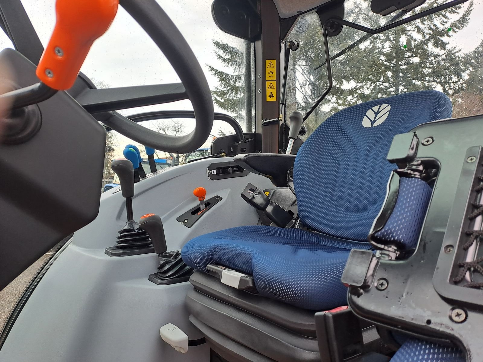 Traktor от тип New Holland T5.90S Synchro Shuttle, Neumaschine в Burgkirchen (Снимка 21)