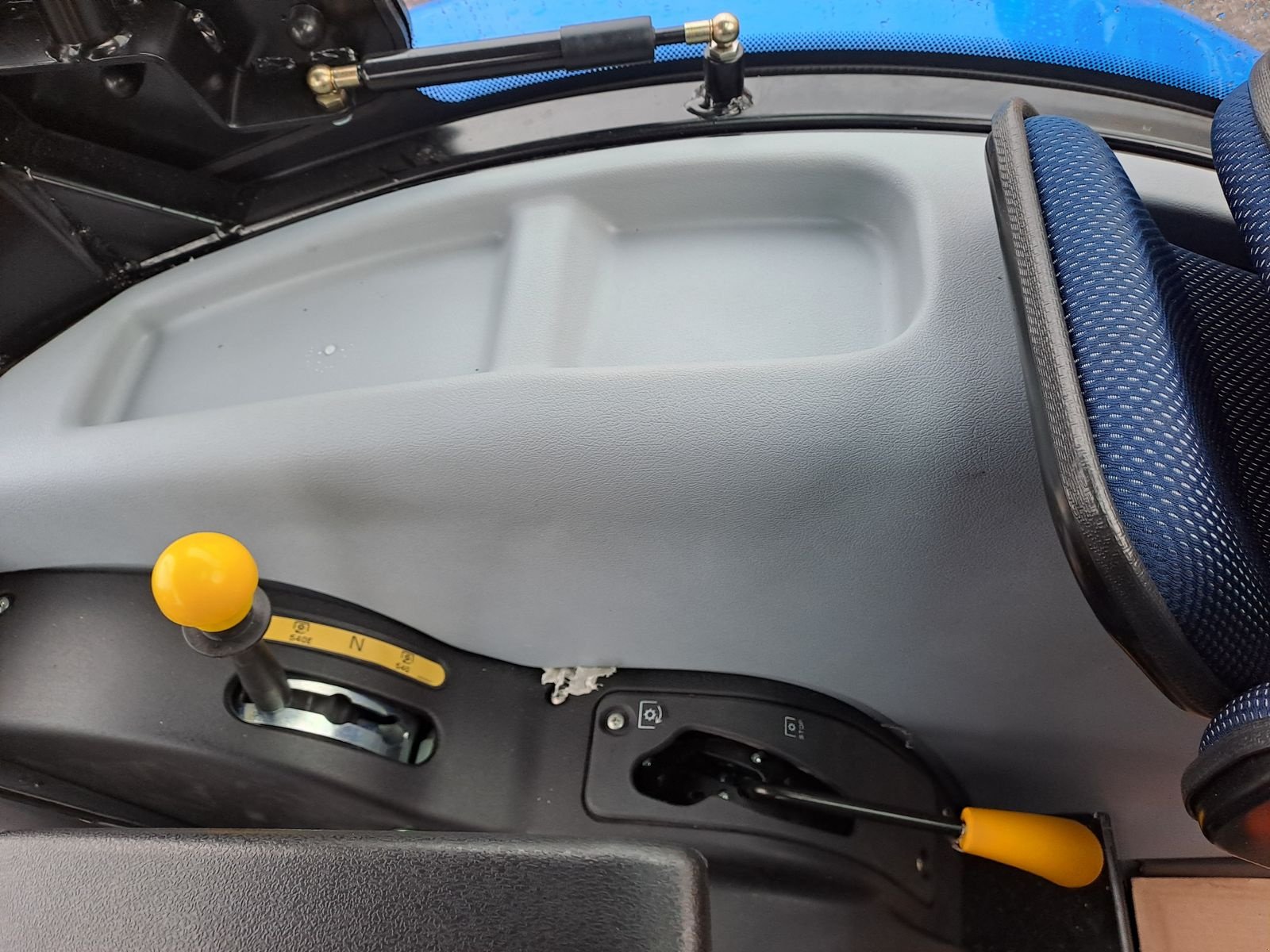 Traktor от тип New Holland T5.90S Synchro Shuttle, Neumaschine в Burgkirchen (Снимка 20)