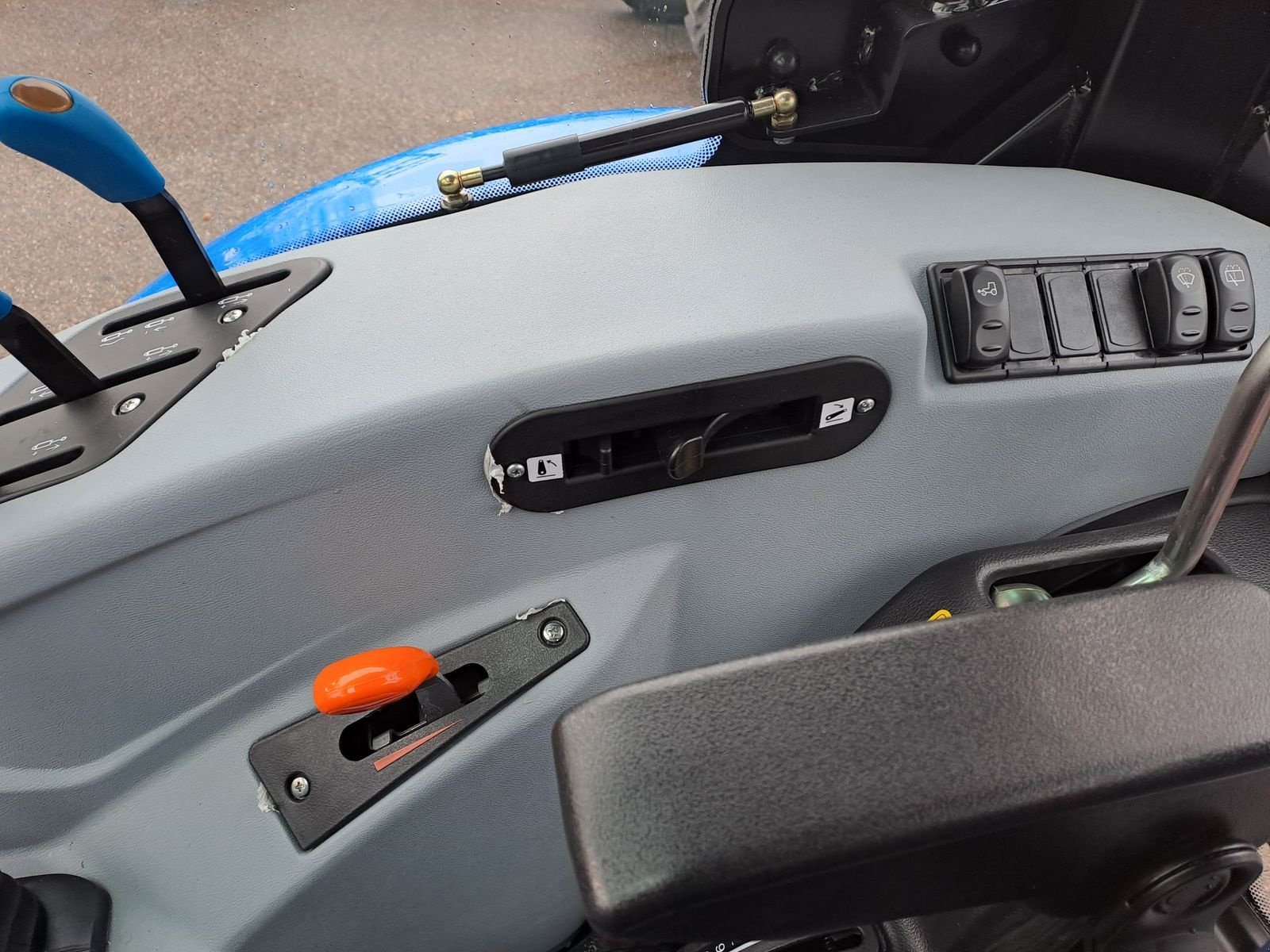 Traktor от тип New Holland T5.90S Synchro Shuttle, Neumaschine в Burgkirchen (Снимка 18)