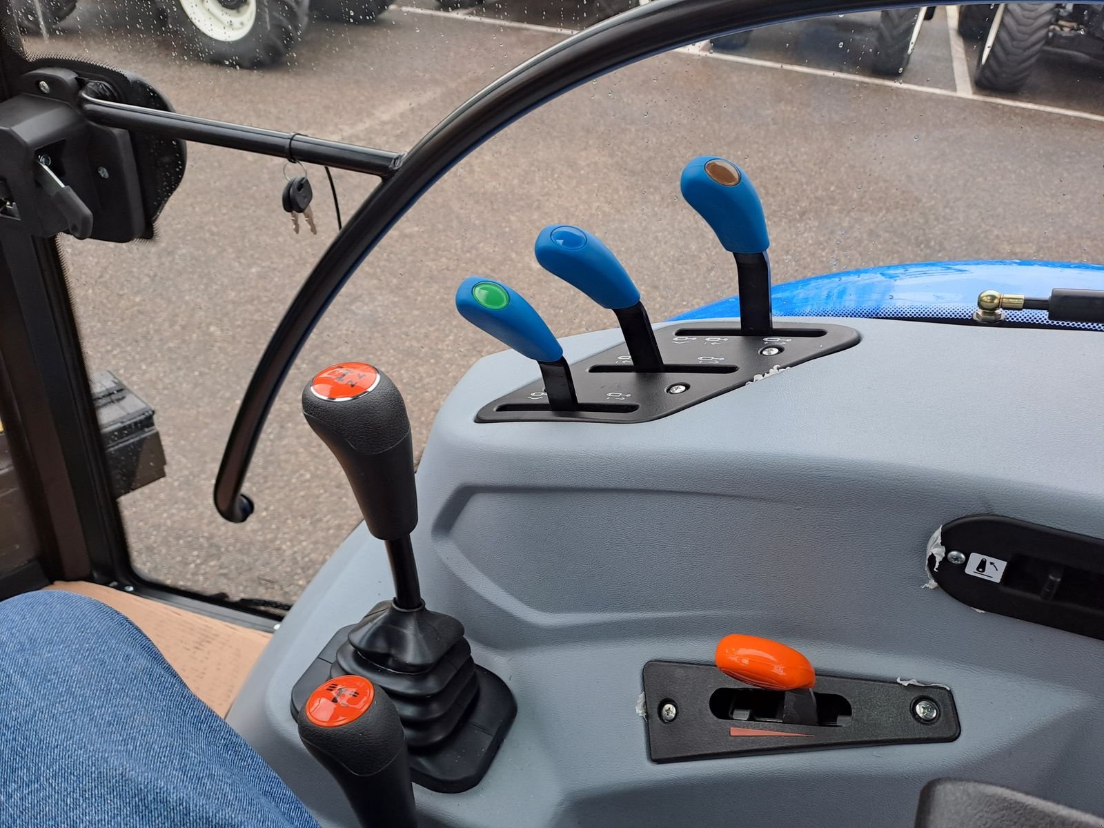 Traktor от тип New Holland T5.90S Synchro Shuttle, Neumaschine в Burgkirchen (Снимка 17)