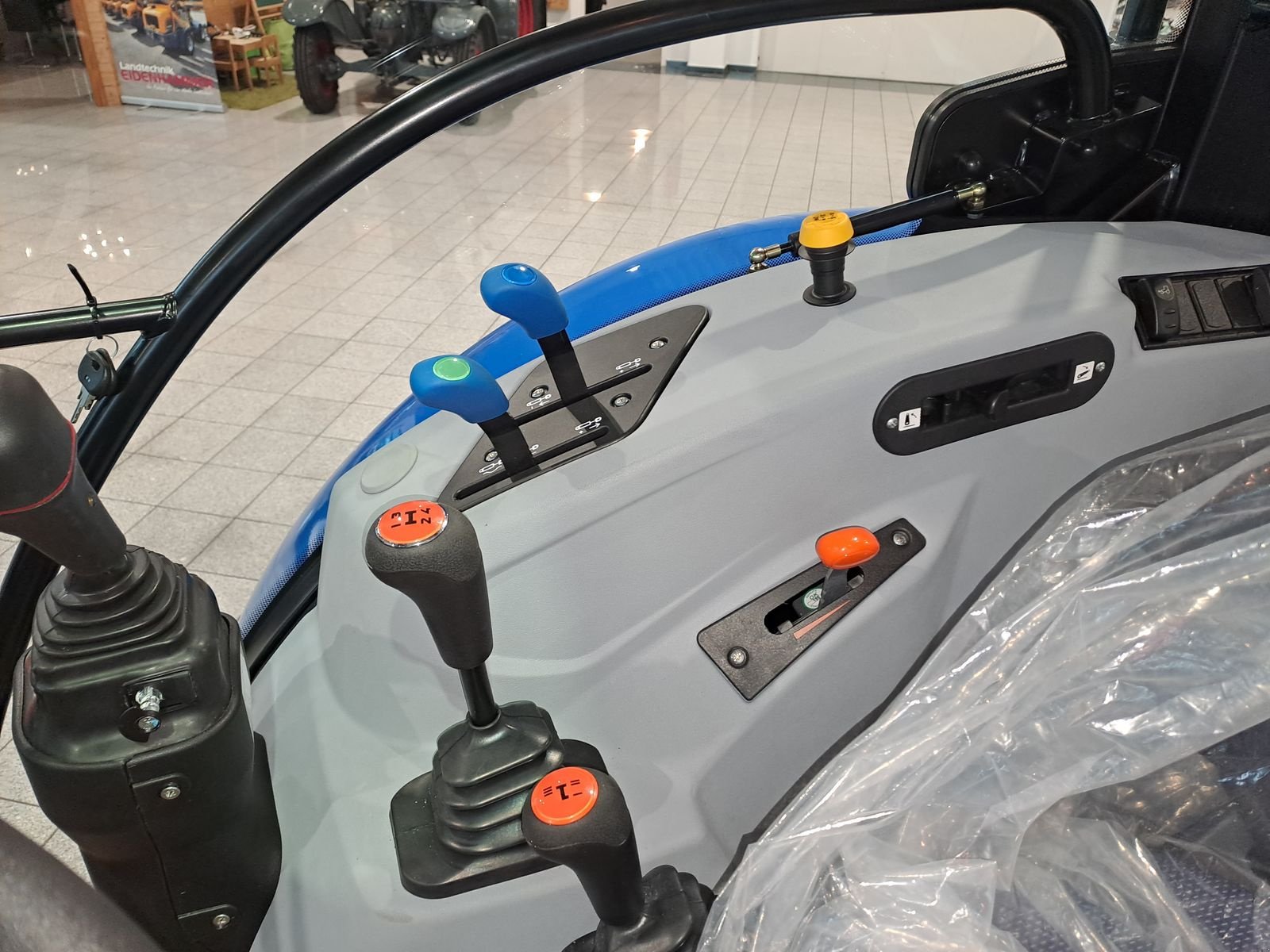 Traktor του τύπου New Holland T5.90S Synchro Shuttle, Neumaschine σε Burgkirchen (Φωτογραφία 13)