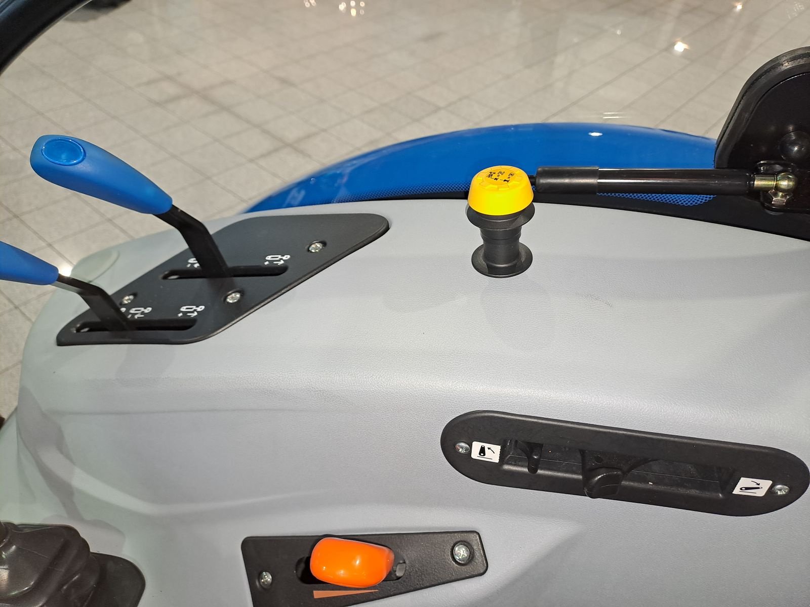 Traktor του τύπου New Holland T5.90S Synchro Shuttle, Neumaschine σε Burgkirchen (Φωτογραφία 14)