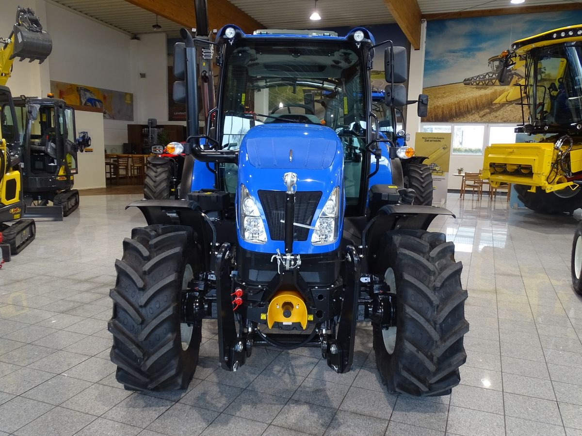 Traktor des Typs New Holland T5.90S, Neumaschine in Burgkirchen (Bild 3)