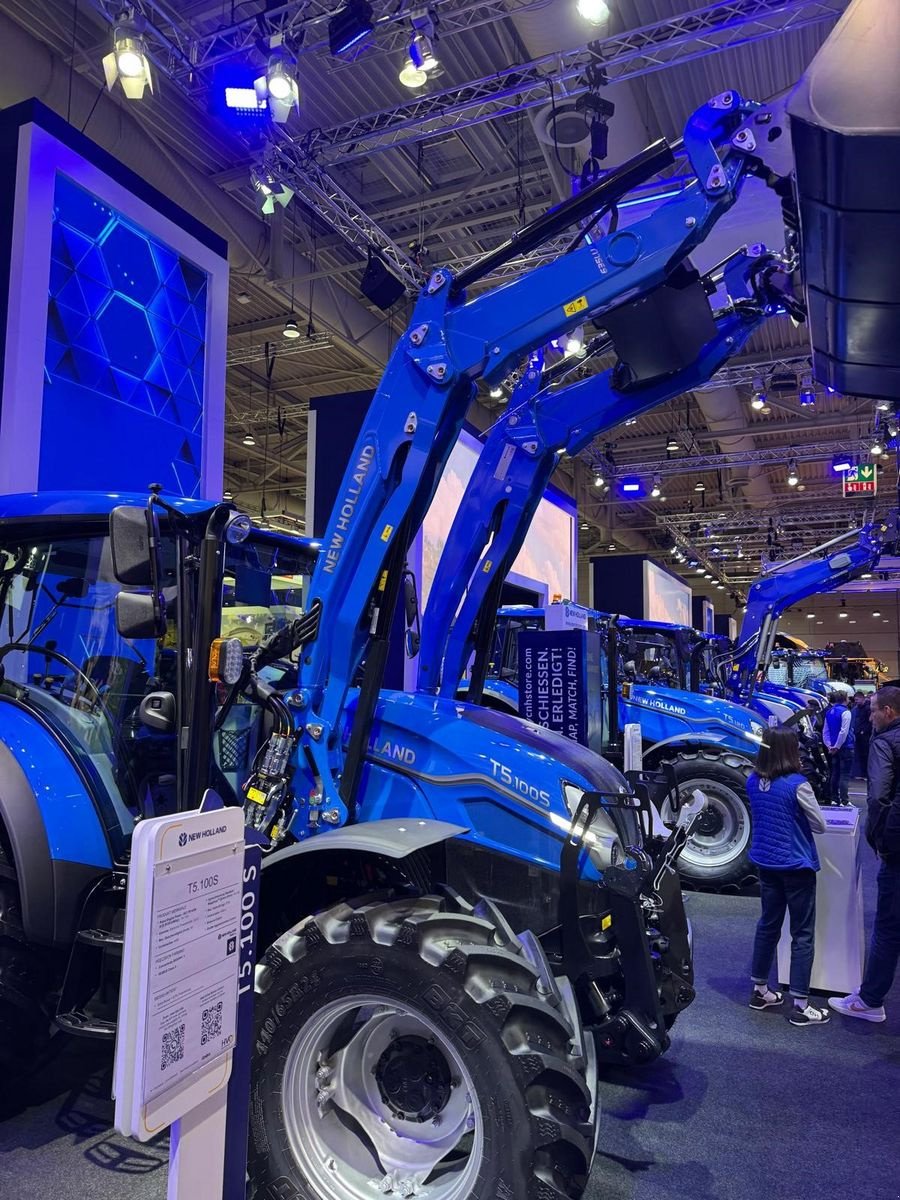 Traktor of the type New Holland T5.90S, Neumaschine in Burgkirchen (Picture 1)