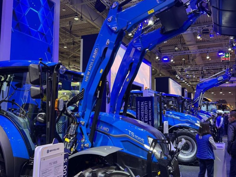 Traktor van het type New Holland T5.90S, Neumaschine in Burgkirchen