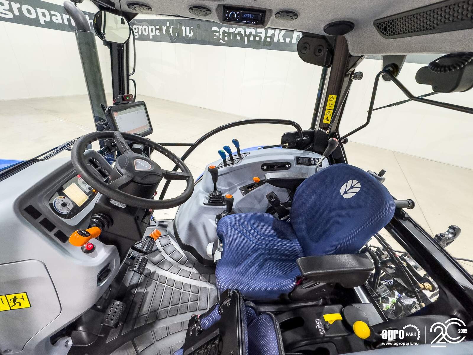 Traktor of the type New Holland T5.90S, Gebrauchtmaschine in Csengele (Picture 8)