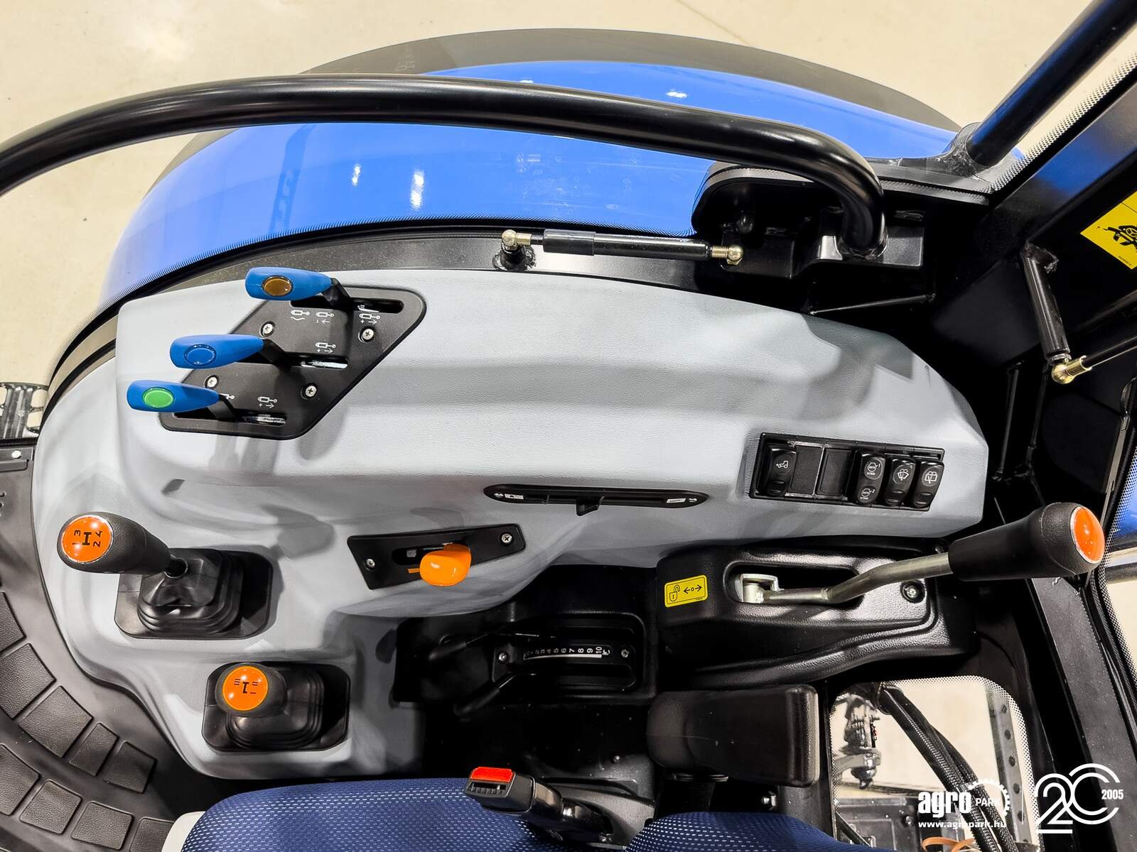 Traktor of the type New Holland T5.90S, Gebrauchtmaschine in Csengele (Picture 9)