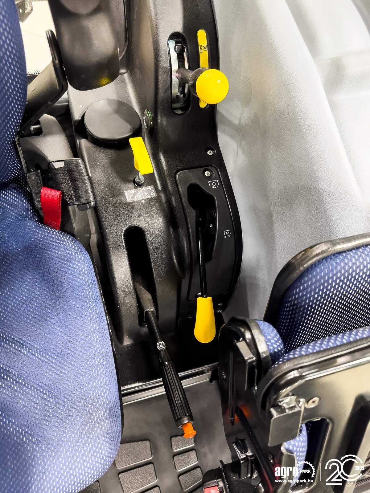 Traktor of the type New Holland T5.90S, Gebrauchtmaschine in Csengele (Picture 14)