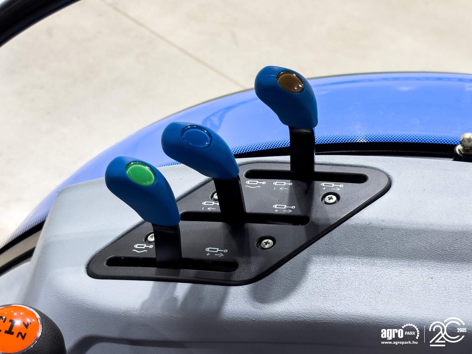 Traktor of the type New Holland T5.90S, Gebrauchtmaschine in Csengele (Picture 19)