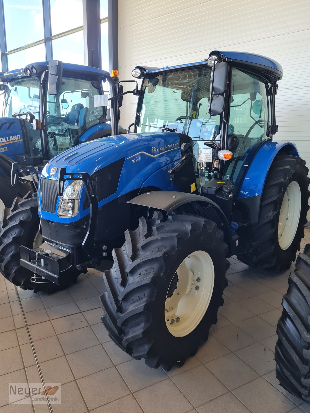 Traktor des Typs New Holland T5.90S, Neumaschine in Bad Waldsee Mennisweiler (Bild 1)