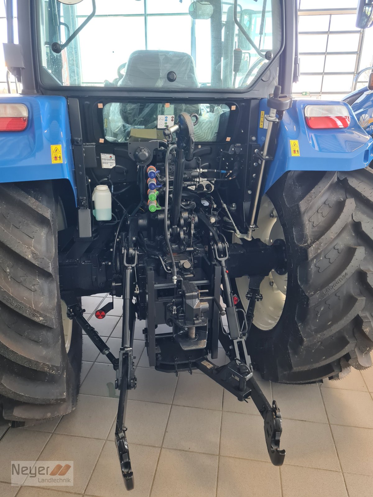 Traktor des Typs New Holland T5.90S, Neumaschine in Bad Waldsee Mennisweiler (Bild 2)