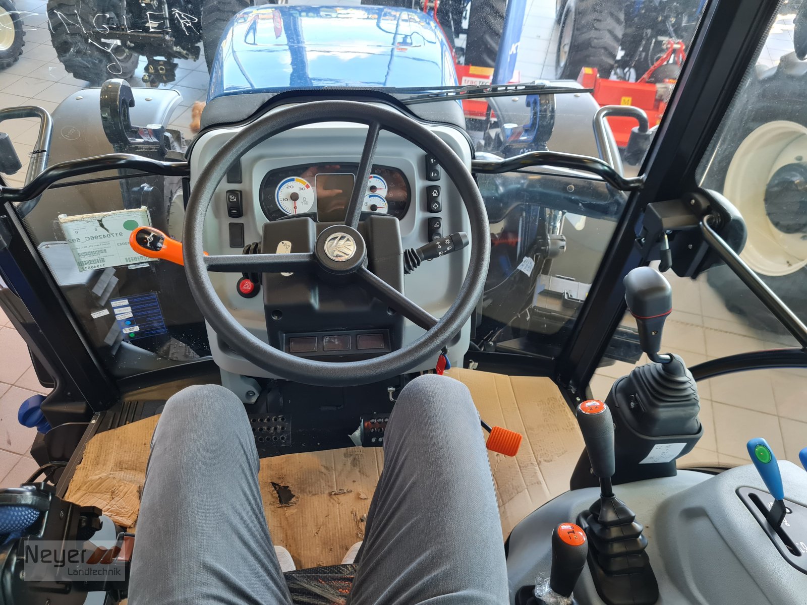 Traktor des Typs New Holland T5.90S, Neumaschine in Bad Waldsee Mennisweiler (Bild 3)