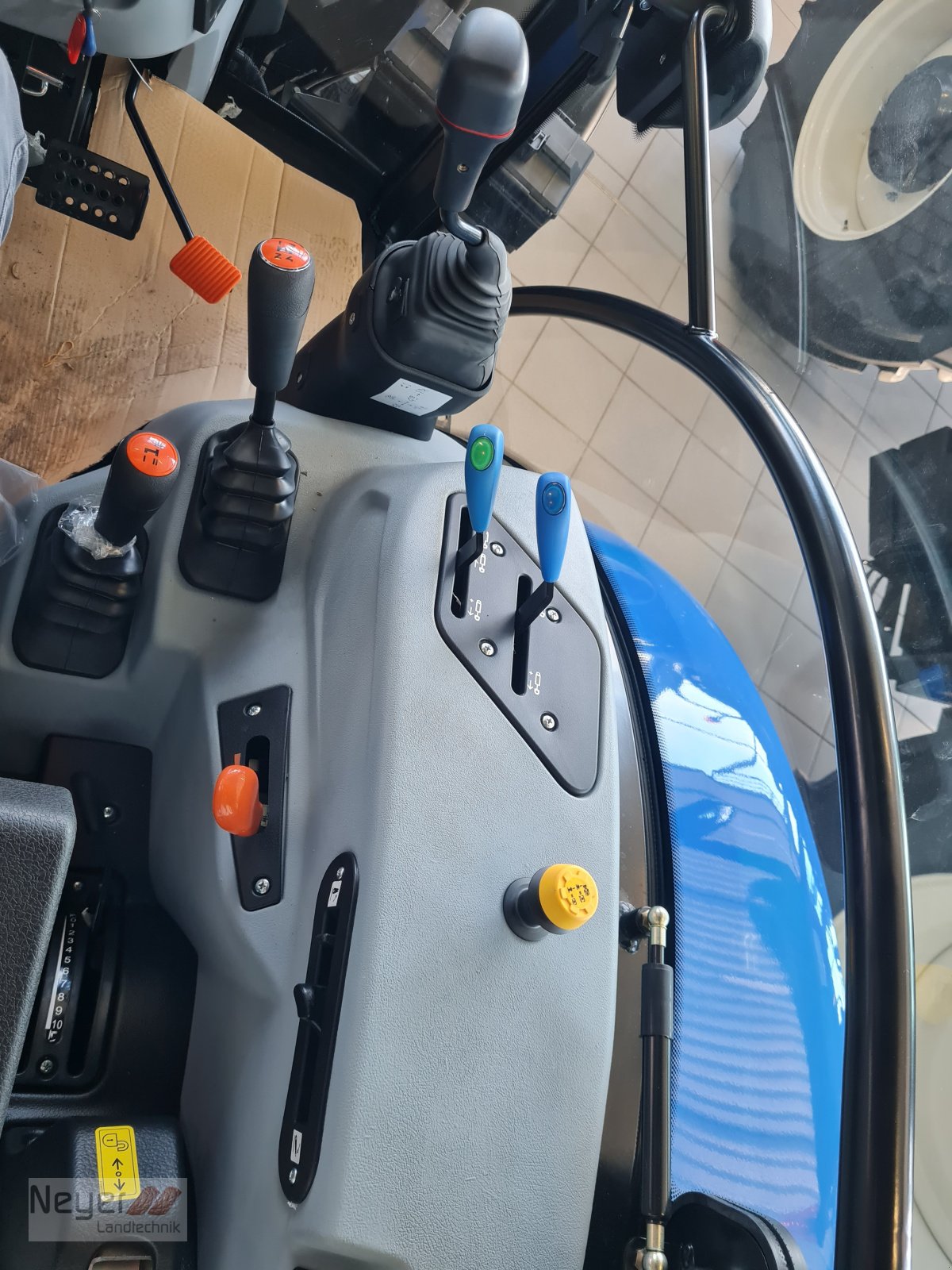 Traktor des Typs New Holland T5.90S, Neumaschine in Bad Waldsee Mennisweiler (Bild 4)