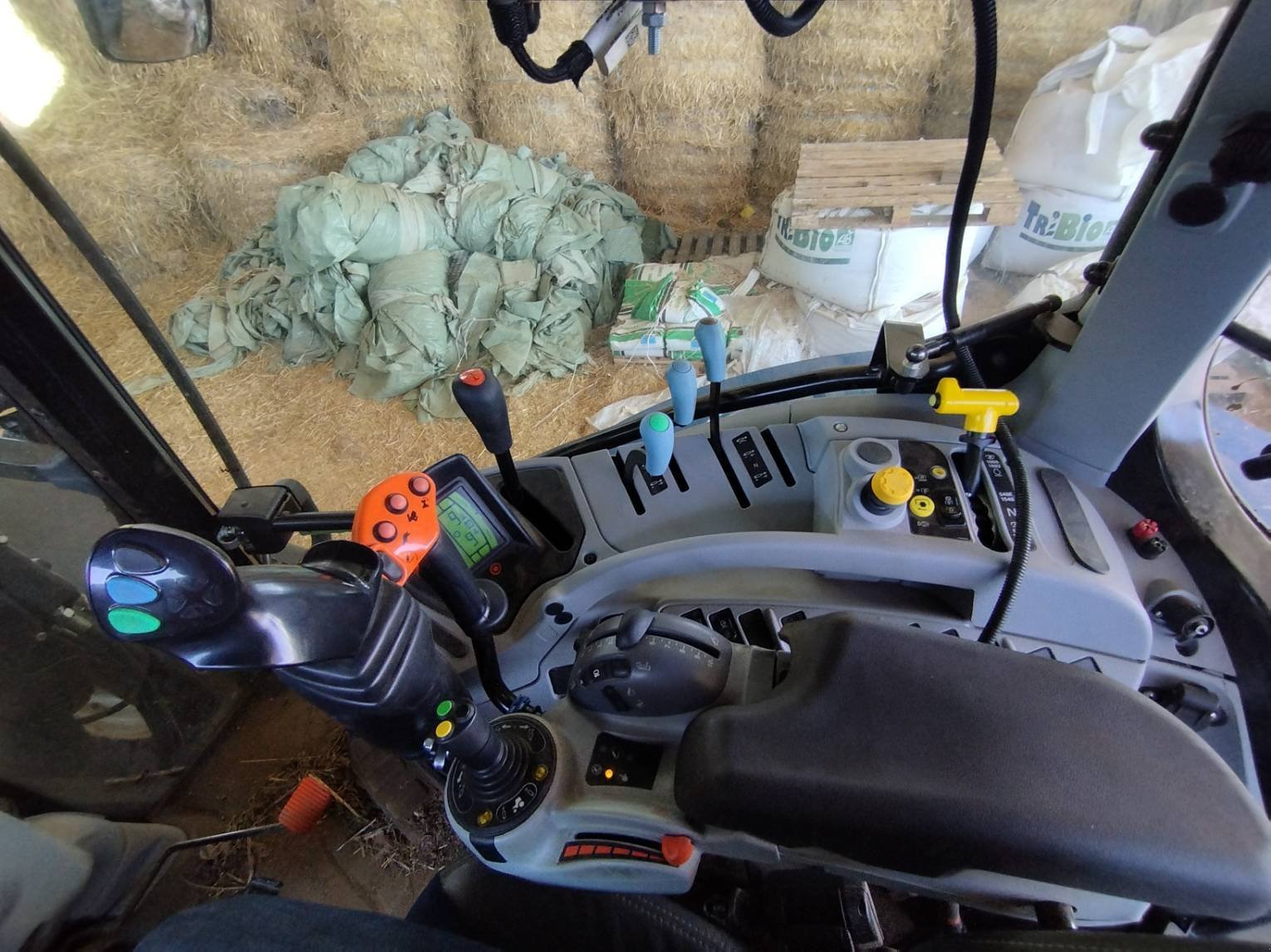 Traktor van het type New Holland T6 145 EC, Gebrauchtmaschine in Le Horps (Foto 8)