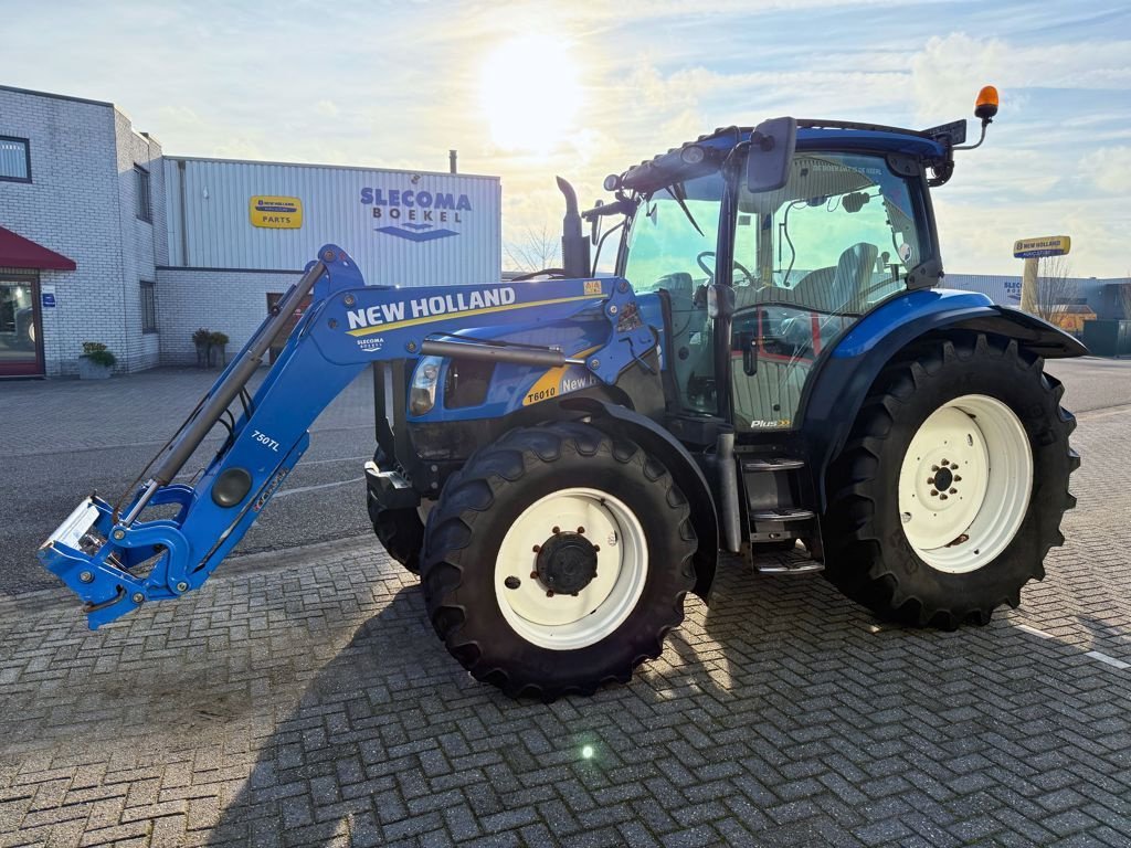 Traktor del tipo New Holland T6010 Plus + 750TL Voorlader, Gebrauchtmaschine en BOEKEL (Imagen 1)
