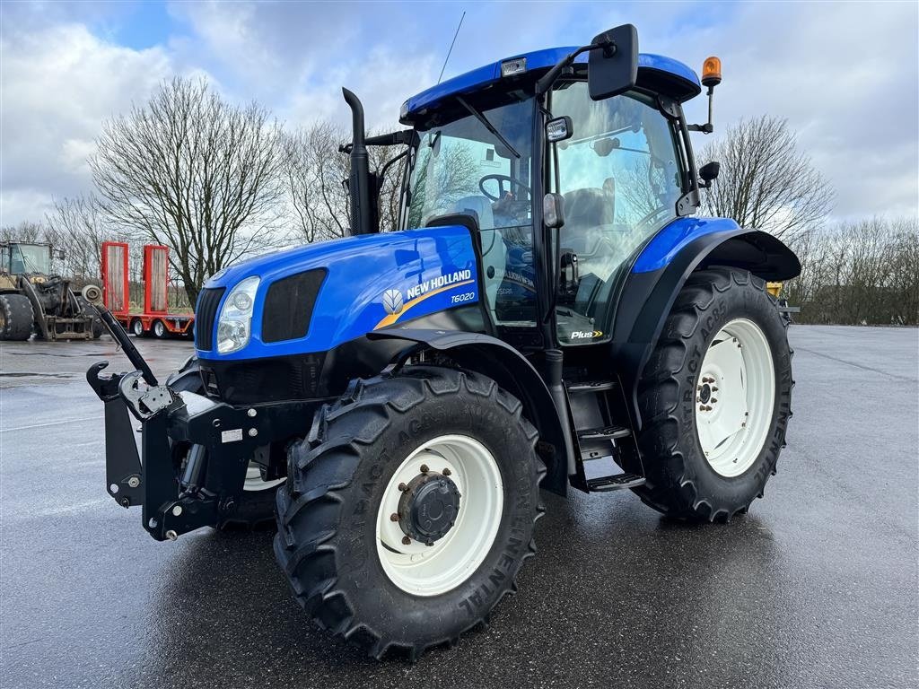 Traktor типа New Holland T6020 Plus KUN 4900 TIMER OG AFFJEDRET KABINE!, Gebrauchtmaschine в Nørager (Фотография 1)