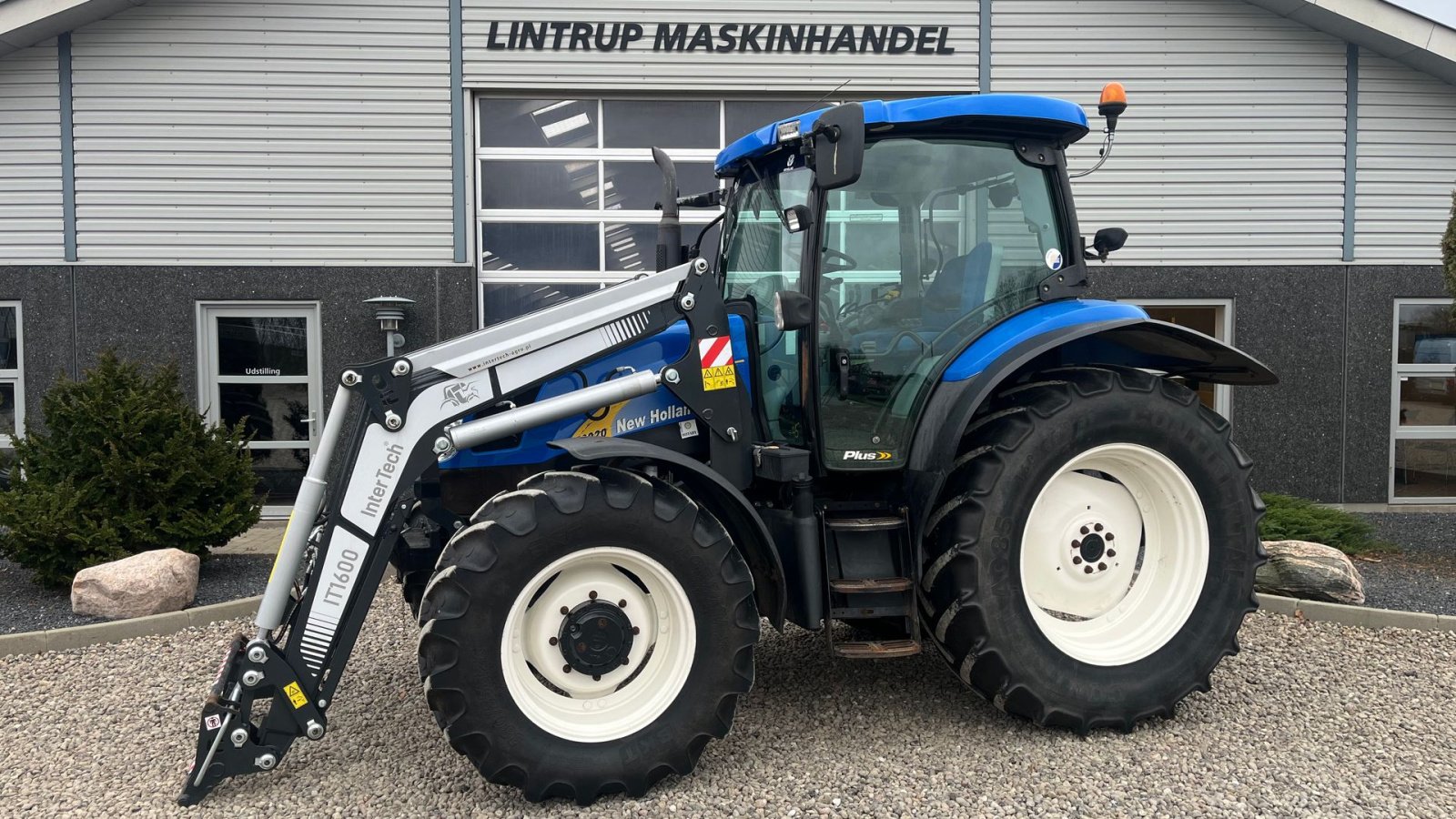 Traktor от тип New Holland T6020 Plus, med frontlæsser, Gebrauchtmaschine в Lintrup (Снимка 1)