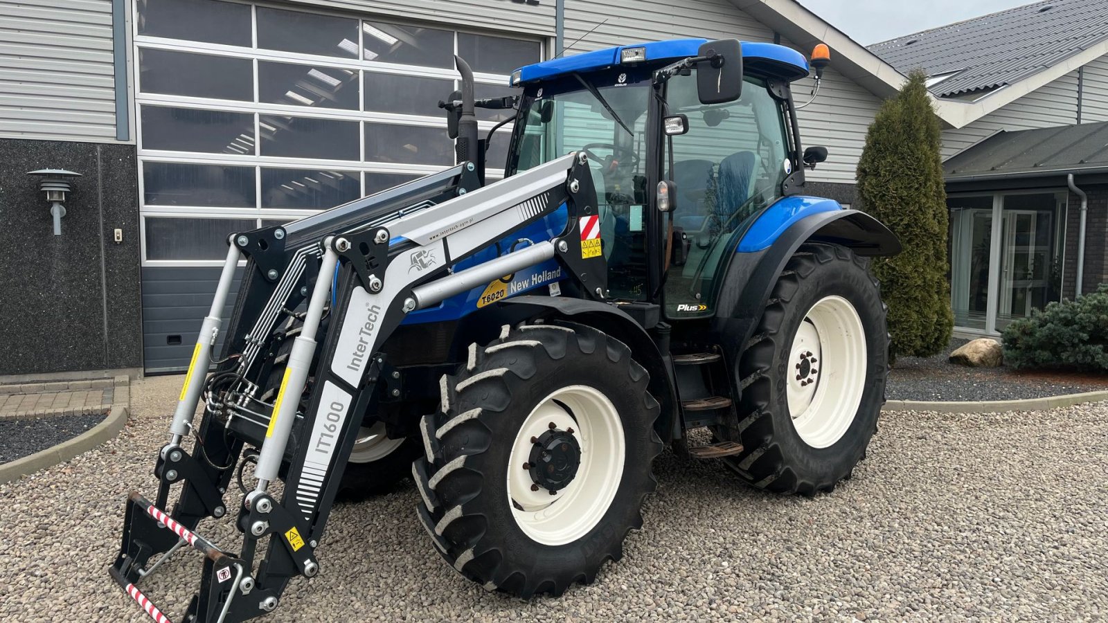 Traktor от тип New Holland T6020 Plus, med frontlæsser, Gebrauchtmaschine в Lintrup (Снимка 2)