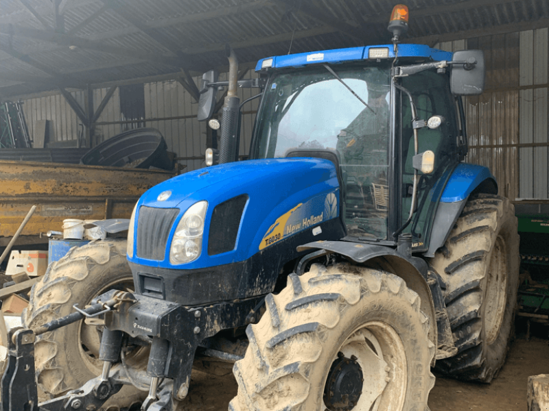Traktor типа New Holland T6030 PLUS, Gebrauchtmaschine в TREMEUR