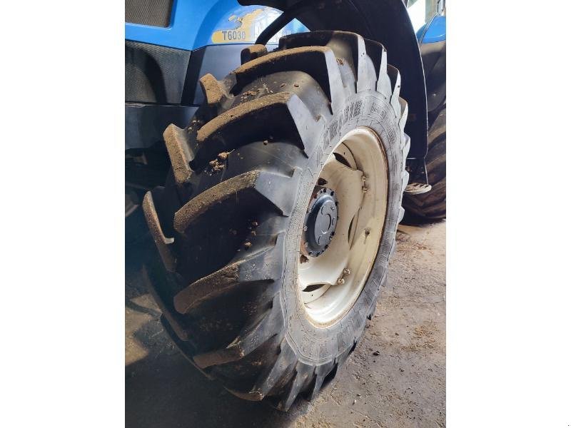 Traktor du type New Holland T6030PLUS, Gebrauchtmaschine en BRAY en Val (Photo 10)