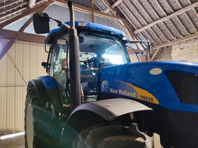 Traktor типа New Holland T6030PLUS, Gebrauchtmaschine в BRAY en Val
