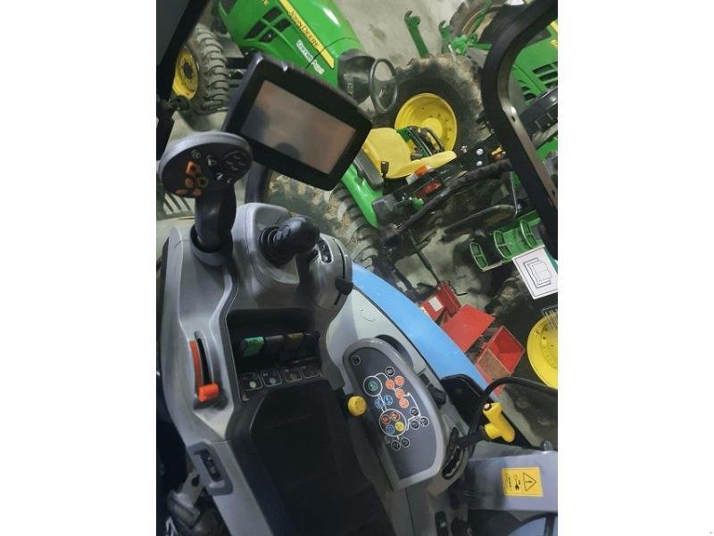 Traktor типа New Holland T6050, Gebrauchtmaschine в PITHIVIERS Cedex (Фотография 5)