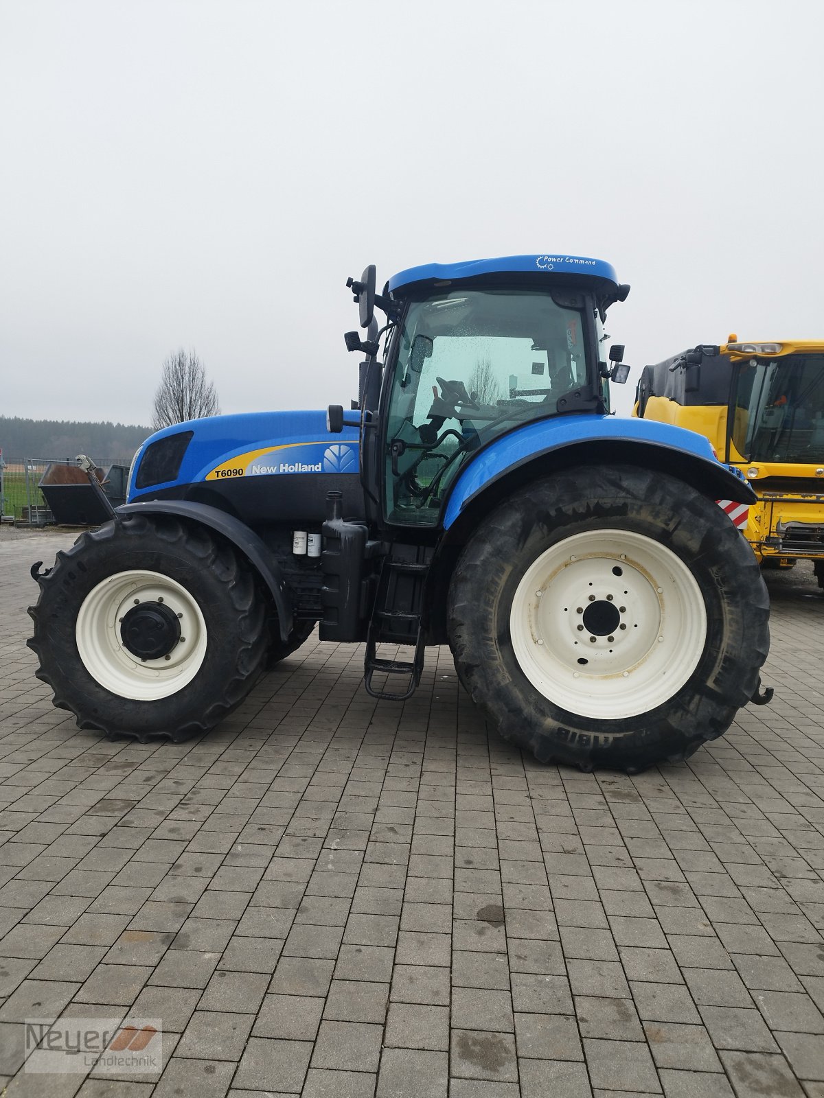 Traktor des Typs New Holland T6090 PowerCommand, Gebrauchtmaschine in Bad Waldsee Mennisweiler (Bild 4)
