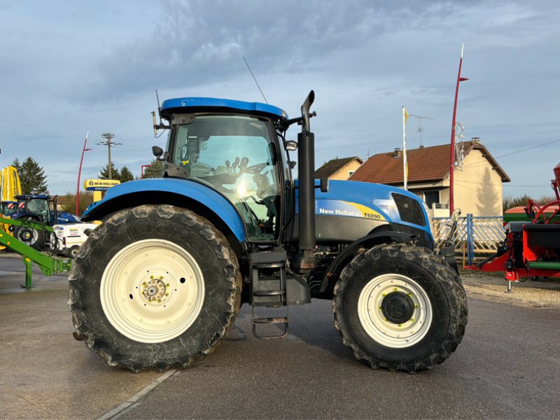 Traktor du type New Holland T6090, Gebrauchtmaschine en Chauvoncourt (Photo 1)