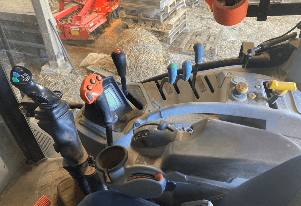 Traktor от тип New Holland T6.125 ELECTROCOMMAND T4B, Gebrauchtmaschine в TREMEUR (Снимка 4)