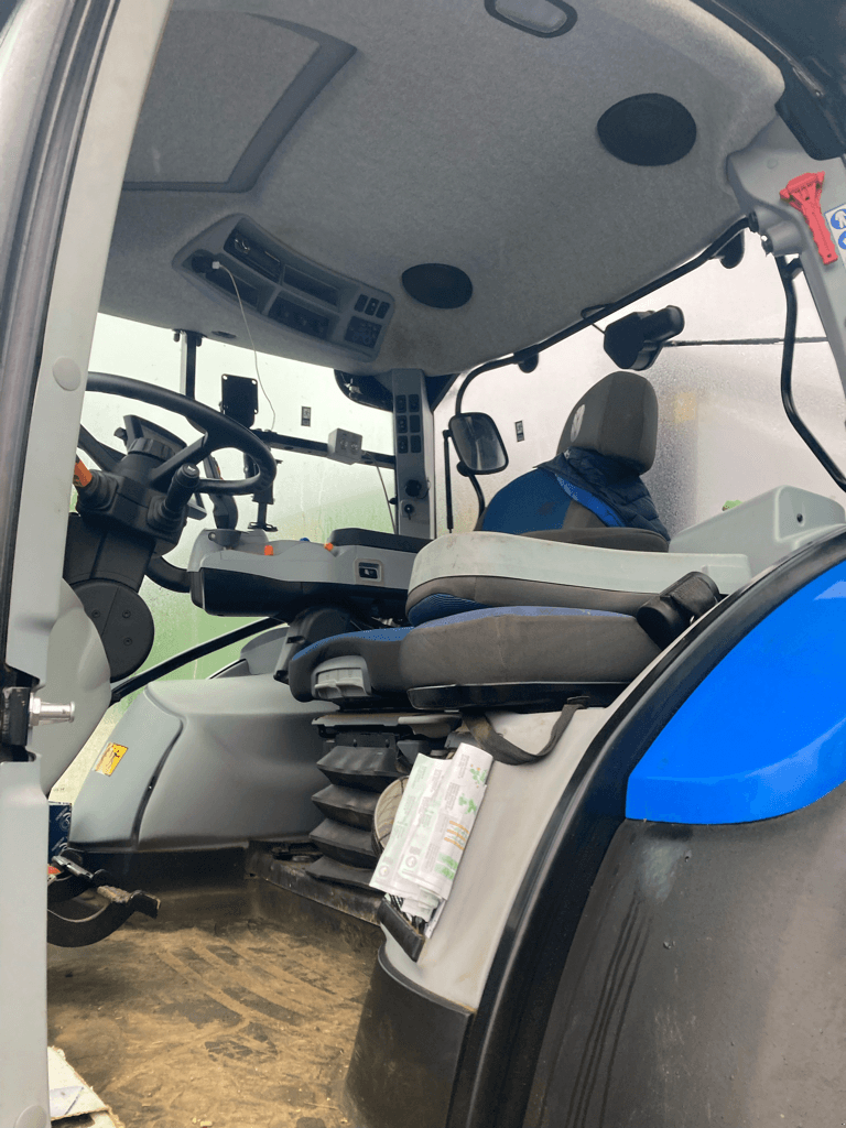 Traktor des Typs New Holland T6.145 AC S5, Gebrauchtmaschine in CONDE SUR VIRE (Bild 7)