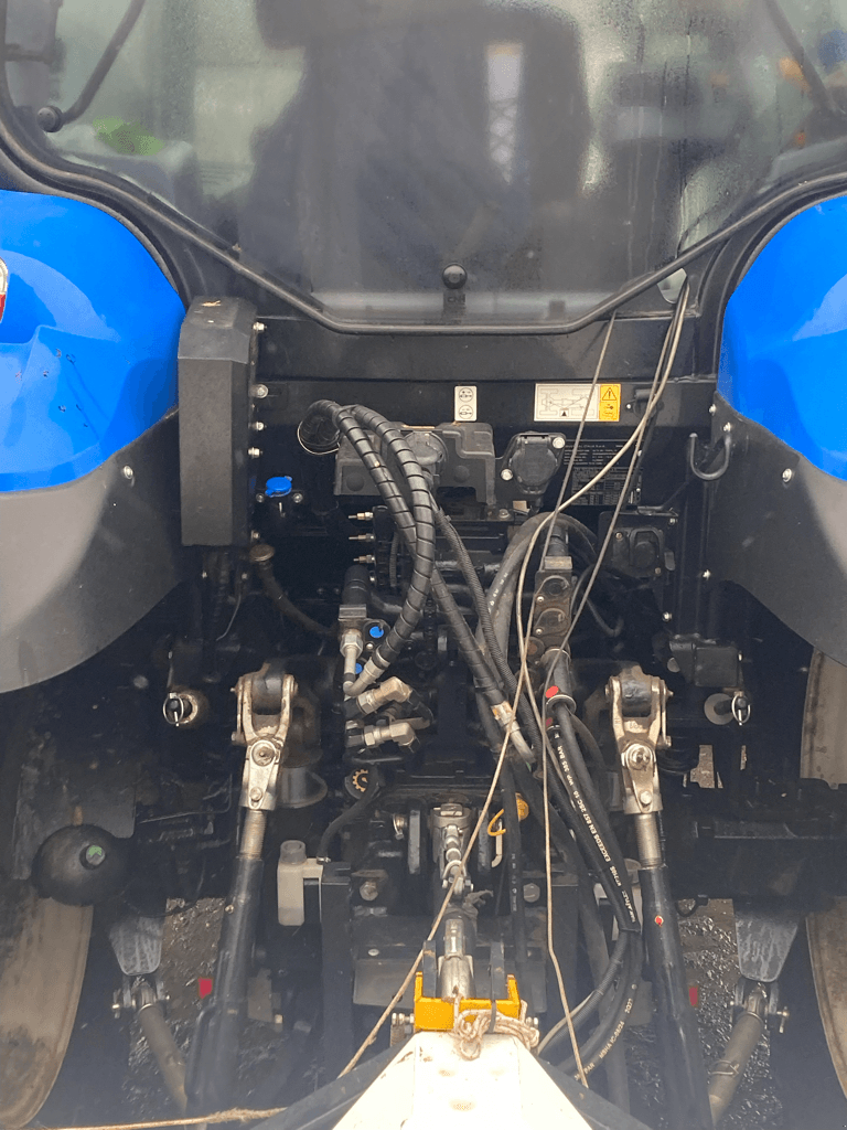 Traktor des Typs New Holland T6.145 AC S5, Gebrauchtmaschine in CONDE SUR VIRE (Bild 6)