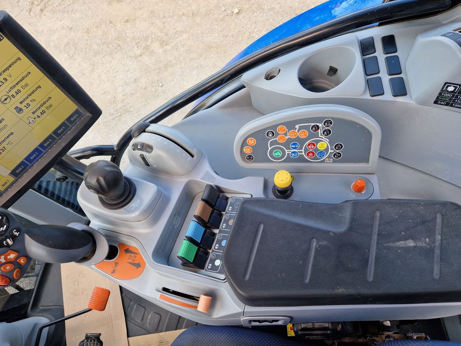 Traktor van het type New Holland T6.145 Auto Command SideWinder II, Gebrauchtmaschine in Obritzberg (Foto 17)