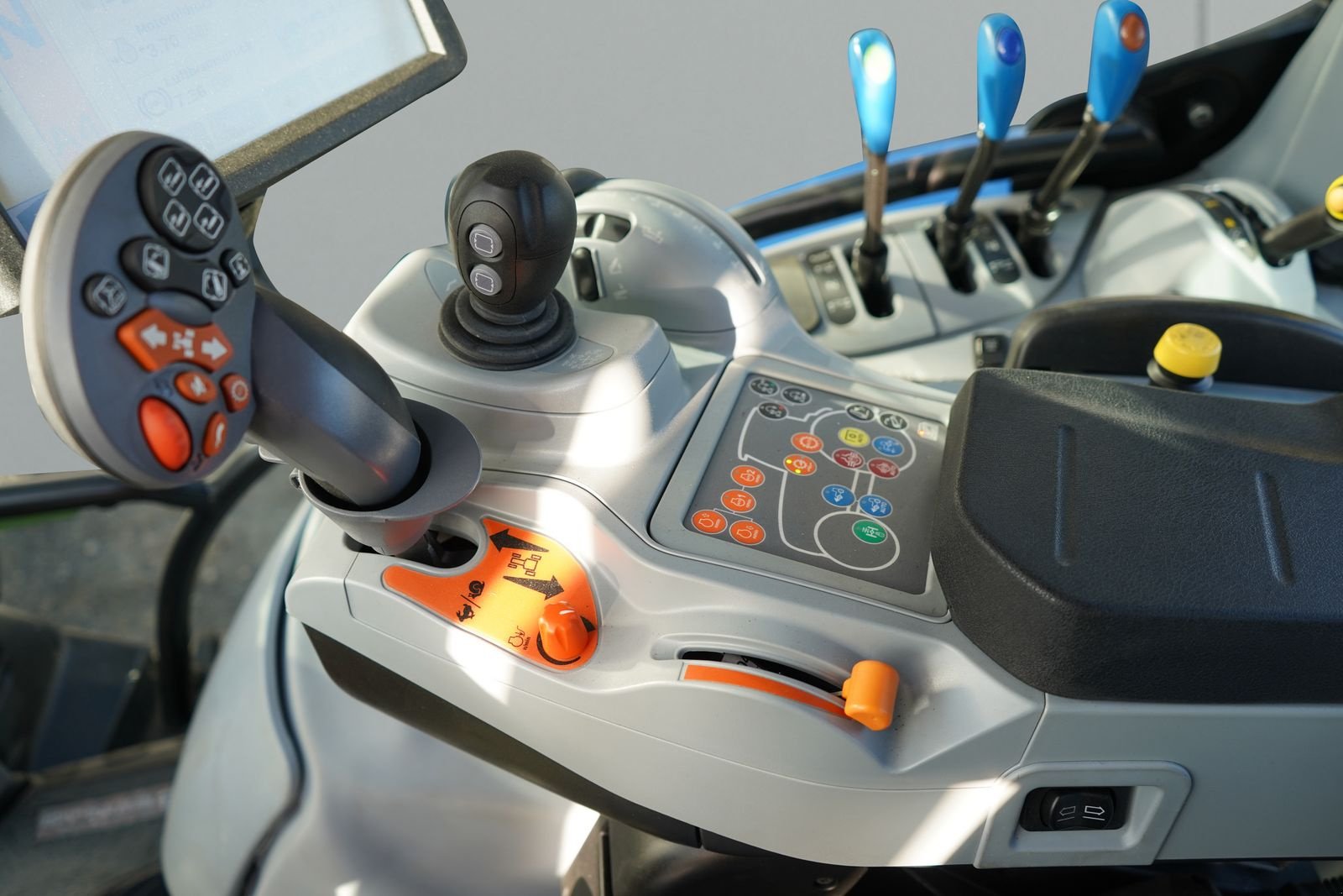 Traktor del tipo New Holland T6.145 Dynamic Command SideWinder II, Gebrauchtmaschine en Steinfeld (Imagen 19)