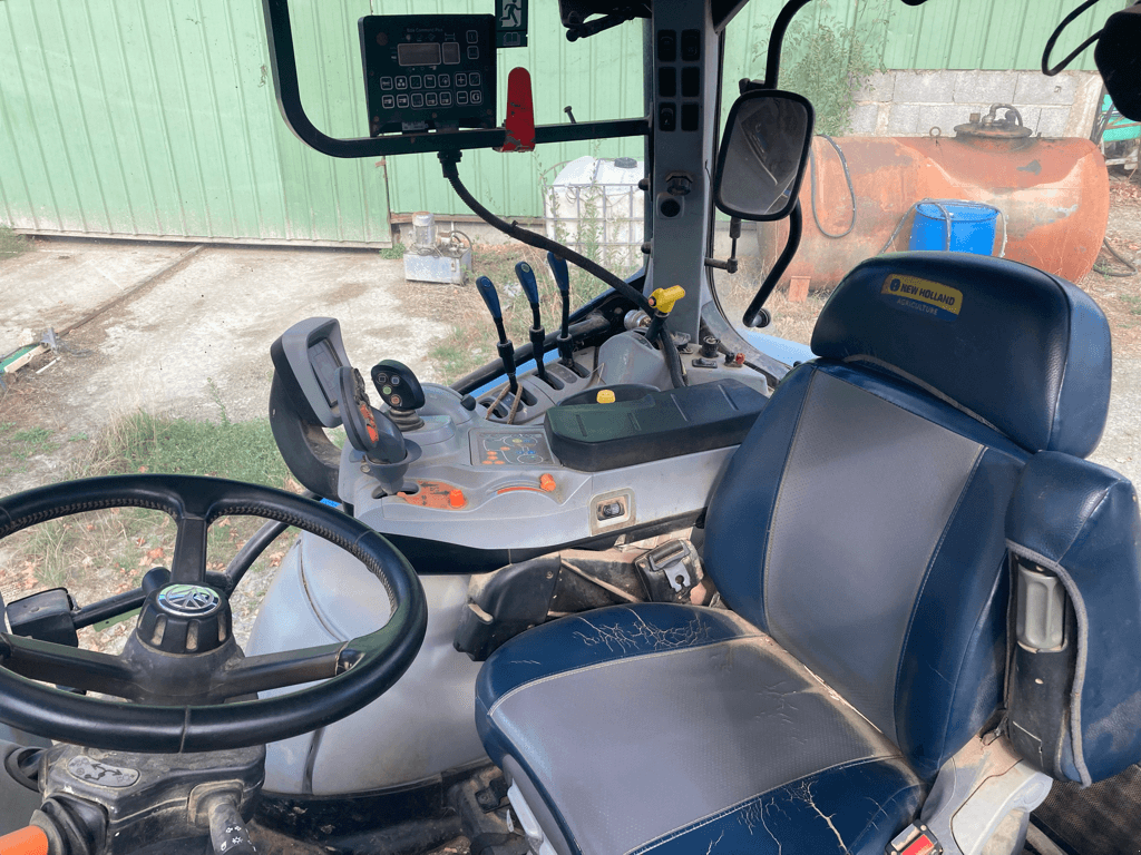 Traktor van het type New Holland T6.145 DYNAMIC COMMAND, Gebrauchtmaschine in TREMEUR (Foto 4)