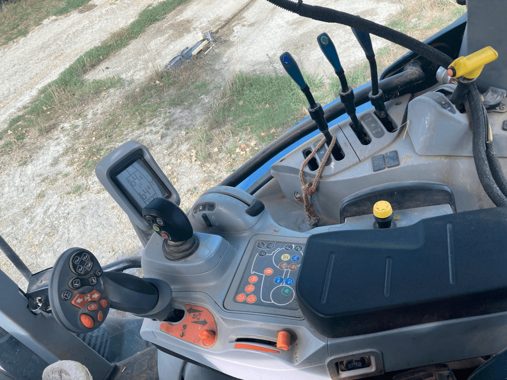 Traktor van het type New Holland T6.145 DYNAMIC COMMAND, Gebrauchtmaschine in TREMEUR (Foto 3)